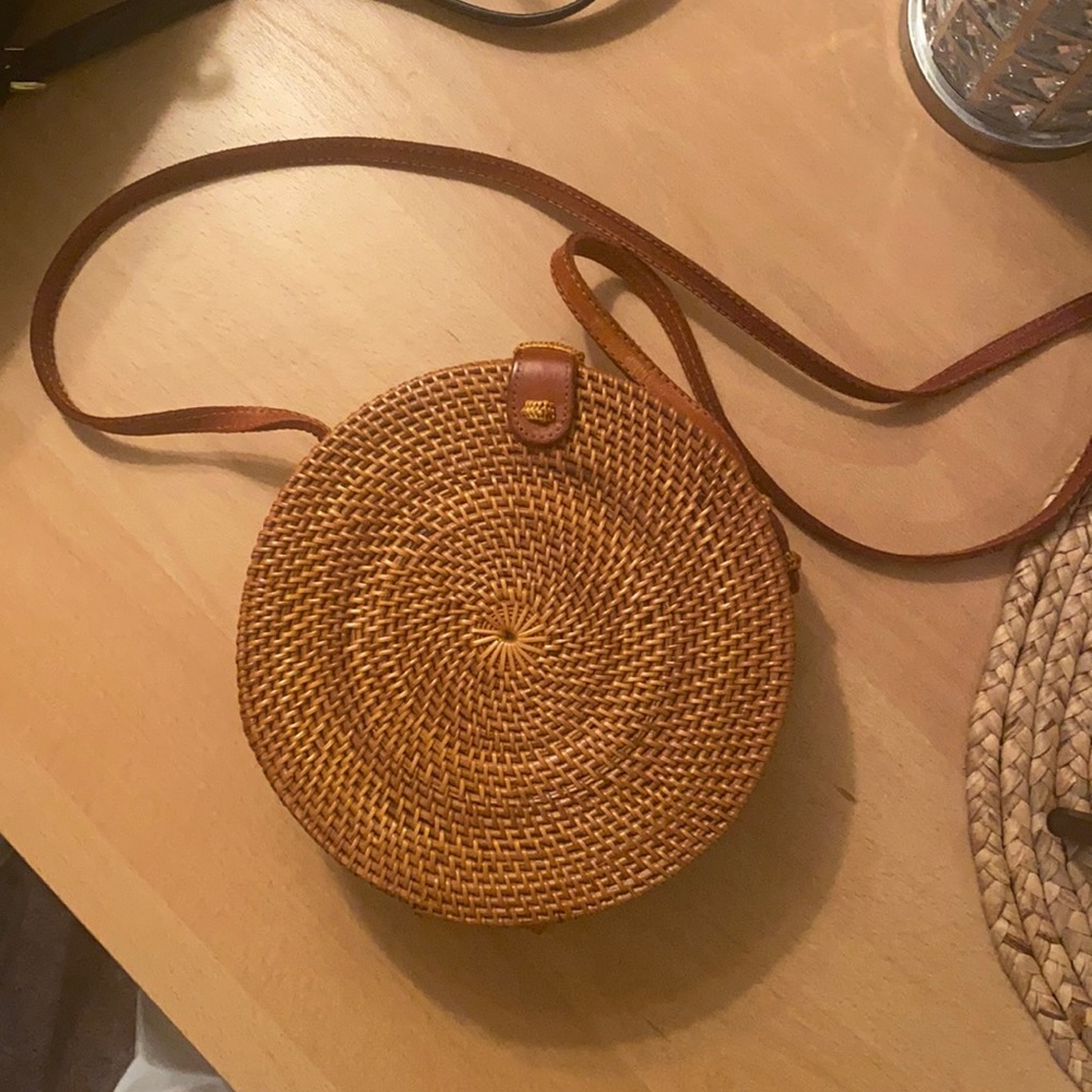 ROUND WOVEN CROSSBODY BAG